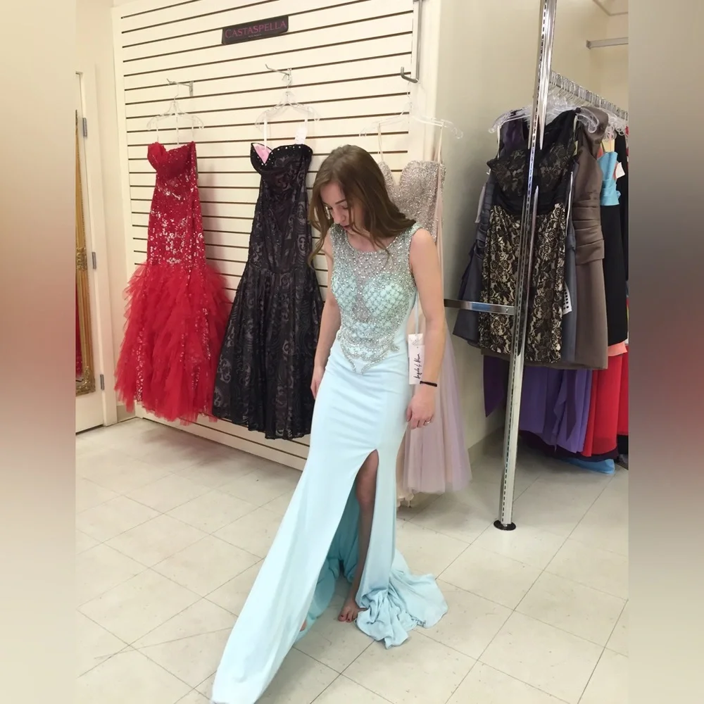 Grad / Formal Dress - Picture 3 of 10